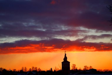 Suzdal Rus şehir tapınakta ile kış günbatımı parlak fotoğraf