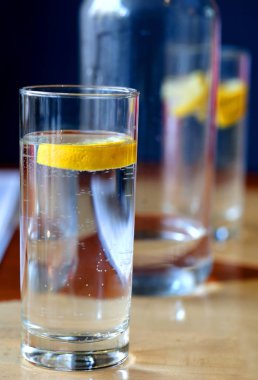 Makro temiz su limonlu bir cam bardak fincan bir restoranda fotoğrafı