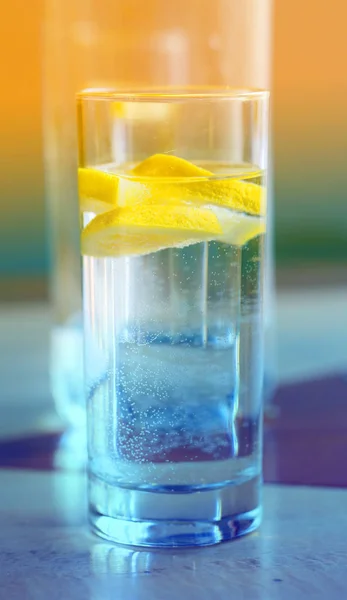 Foto Van Macro Helder Water Met Citroen Een Glas Glas — Stockfoto