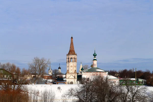 Foto Luminoso Vecchio Tempio Retrò Russo Sul Fiume Inverno Suzdal — Foto Stock