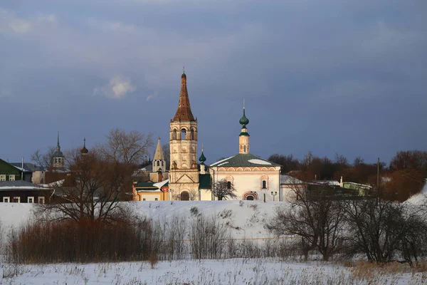 Foto Luminoso Vecchio Tempio Retrò Russo Sul Fiume Inverno Suzdal — Foto Stock