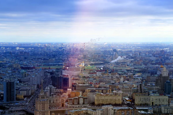 Belle vue sur le paysage urbain d'en haut sur Moscou avec des monuments — Photo