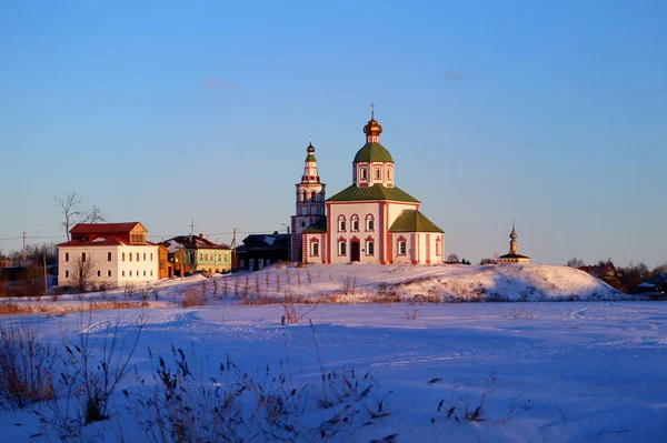 De foto's voor een heldere prachtige oude Russische retro tempel in Soezdal — Stockfoto