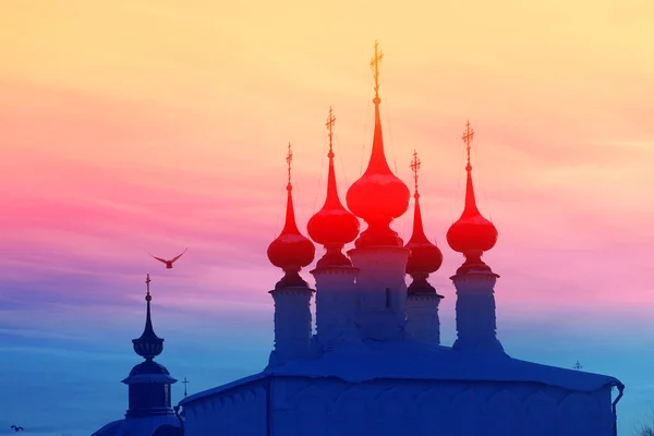Φωτεινή φωτογραφία το ηλιοβασίλεμα το χειμώνα με την εκκλησία της Ρωσίας — Φωτογραφία Αρχείου