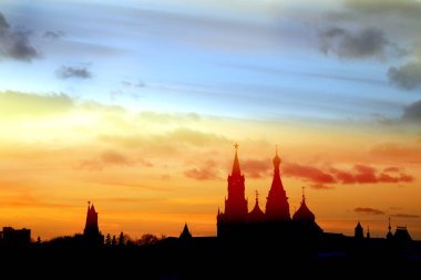 Günbatımı güzel parlak fotoğraf Moskova Kremlin siluetleri ile