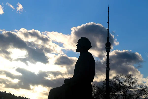 Bela foto de uma estátua de cientista de Tsiolkovsky — Fotografia de Stock