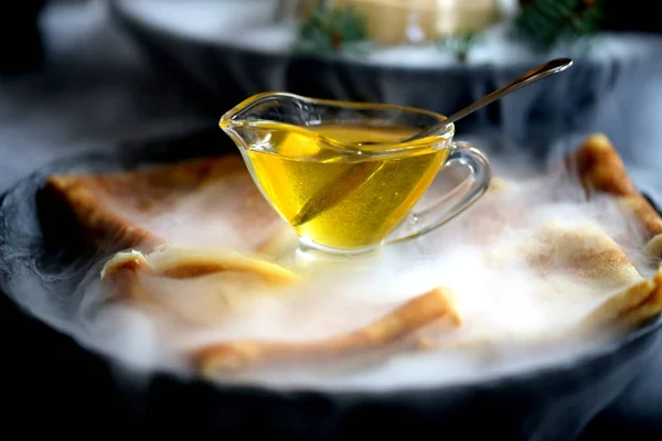 Beautiful bright macro photo of honey in the restaurant — Stock Photo, Image