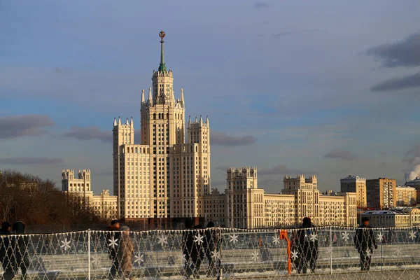 Bela paisagem brilhante com um edifício alto em Moscou — Fotografia de Stock