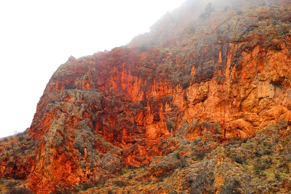 Foto de hermosas montañas rojas ardientes y rocas — Foto de Stock