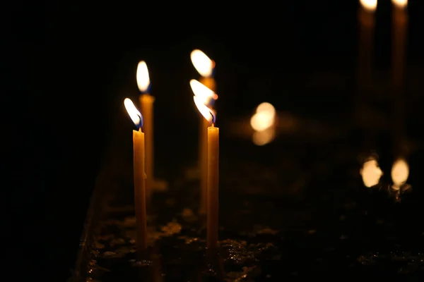 Foto sfondo bella fiamma candele luminose — Foto Stock