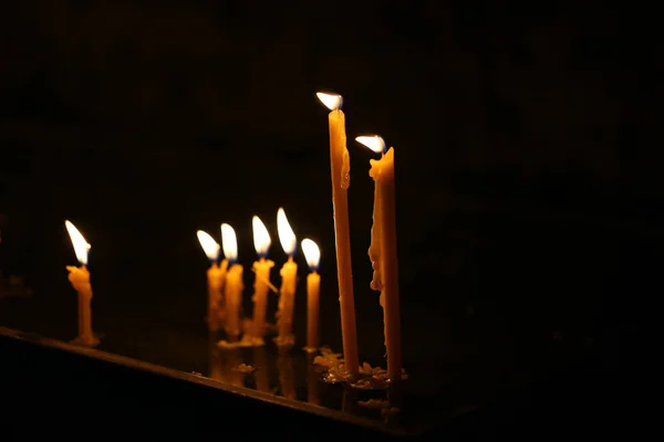 Foto sfondo bella fiamma candele luminose — Foto Stock