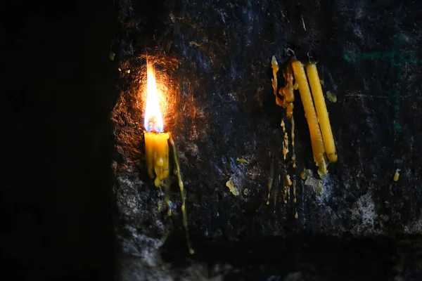 Foto fundo bela chama velas brilhantes — Fotografia de Stock