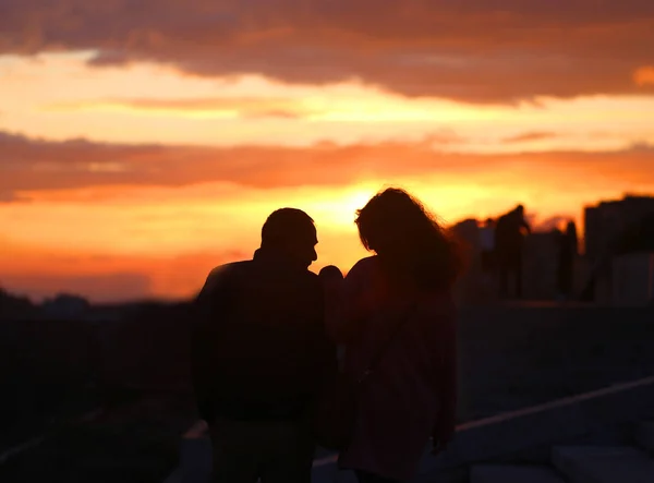 Photo lovers at sunset in the city — Stock Photo, Image