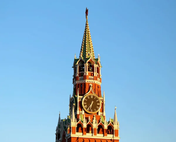 Foto hermosa torre antigua del Kremlin con una estrella —  Fotos de Stock