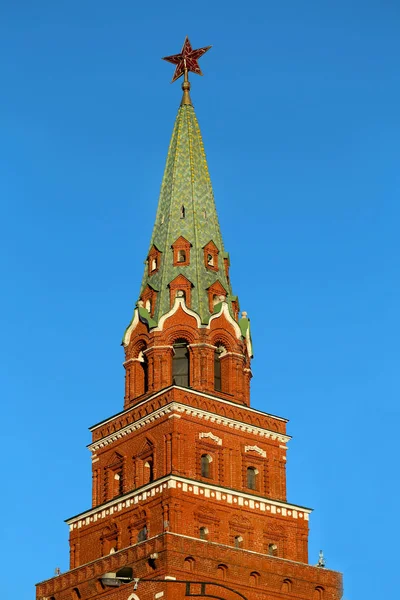 Foto hermosa torre antigua del Kremlin con una estrella —  Fotos de Stock
