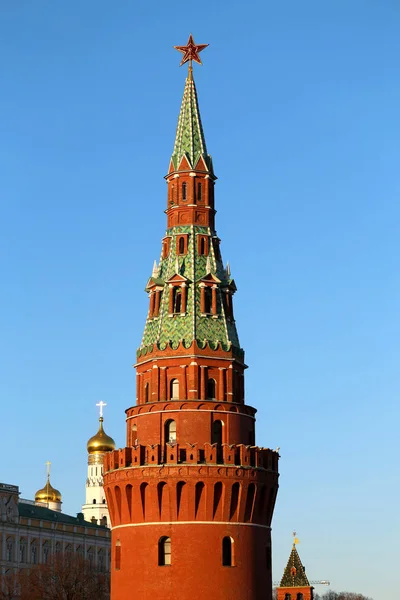 Foto bela torre antiga do Kremlin com uma estrela — Fotografia de Stock