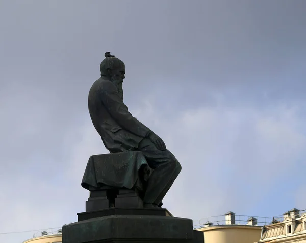 Foto de um marco, uma estátua de Dostoiévski em Moscou — Fotografia de Stock