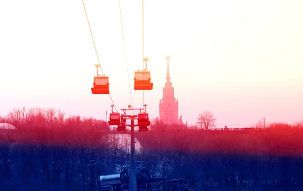 Photo Moscow high-rise cable car and the city skyline — Stock Photo, Image