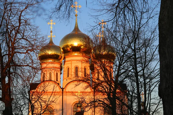 Bela foto do mosteiro sagrado na Rússia na primavera — Fotografia de Stock