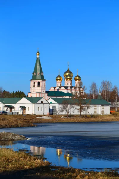 Bela foto do mosteiro sagrado na Rússia na primavera — Fotografia de Stock