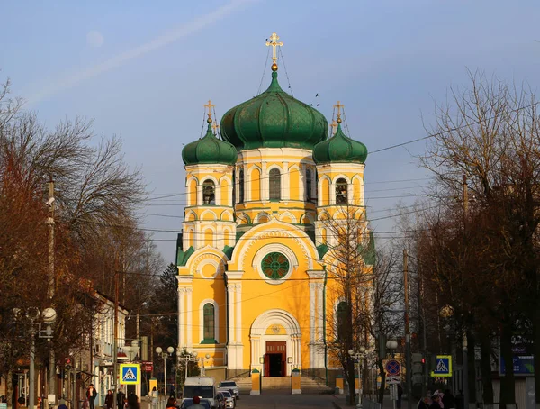 Красивый Павловский православный собор весной в Гатчине — стоковое фото