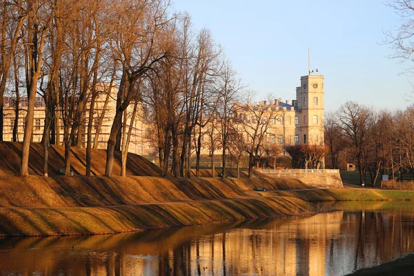 Beautiful ancient castle of Paul in Gatchina in the spring — Stock Photo, Image