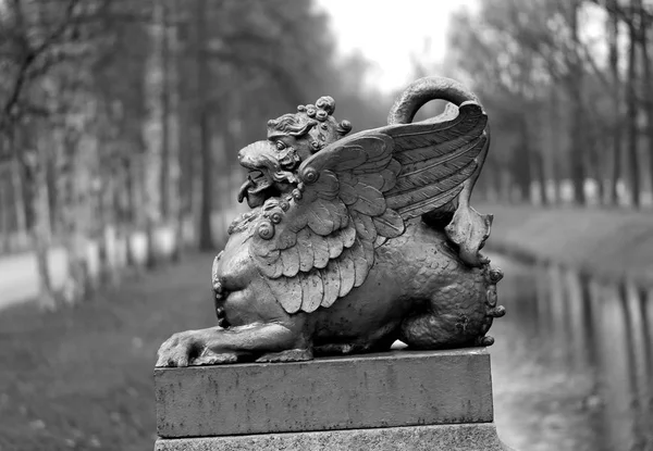 Bela estátua de um leão no Parque Alexander em Pushkin — Fotografia de Stock