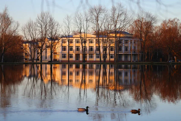 Foto di un palazzo vicino a Pietroburgo — Foto Stock