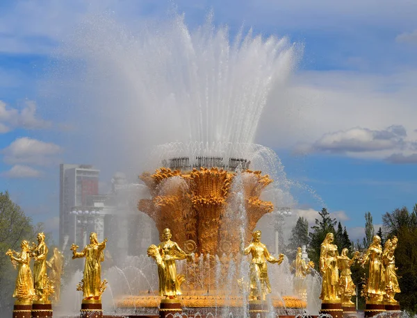 Miracle Wonderful photo of the Golden Fountain Friendship — Stock Photo, Image