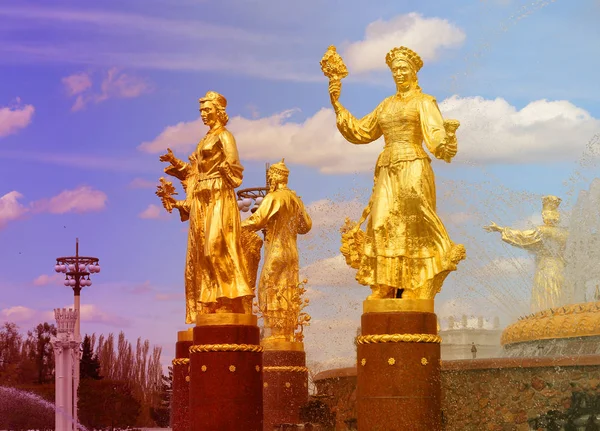 Cud wspaniałe zdjęcie Golden Fountain przyjaźń — Zdjęcie stockowe