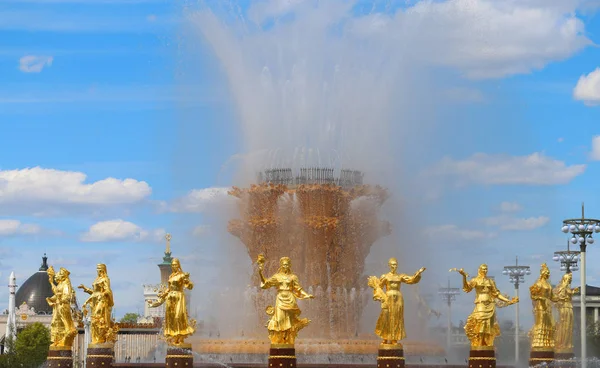 Wonder prachtige foto van de gouden fontein vriendschap — Stockfoto