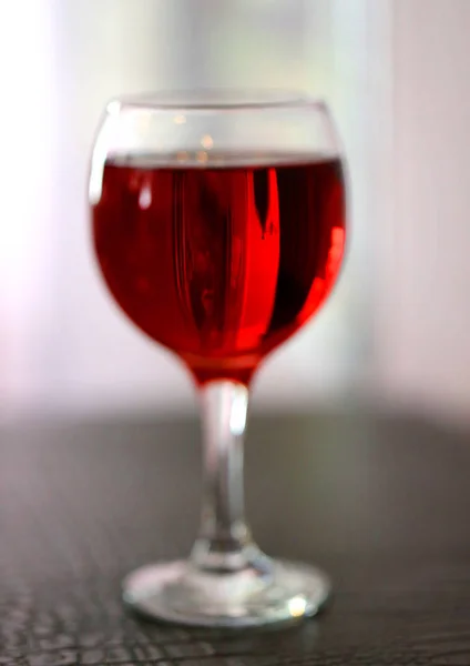 Fin bild ljust välsmakande vin i ett genomskinligt glas — Stockfoto