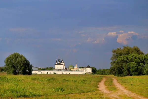 Vackra ljusa foto av ett sommar landskap med tempel — Stockfoto