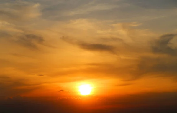 Mooie foto landschap landelijke zonsondergang in het voorjaar — Stockfoto