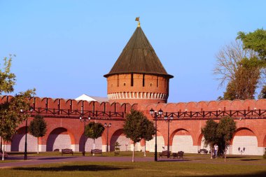 Kulelerle eski bir kalenin fotoğrafı