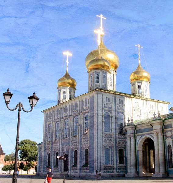 Foto de uma antiga igreja ortodoxa na cidade russa — Fotografia de Stock