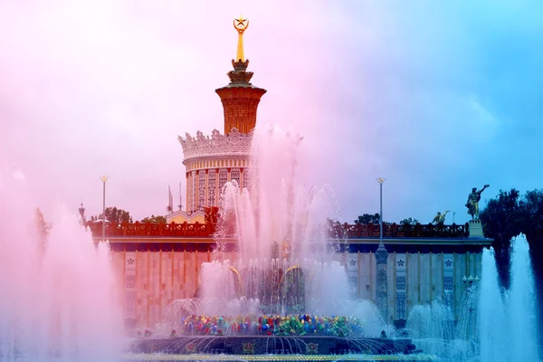 Foto da bela fonte em Moscou na exposição — Fotografia de Stock