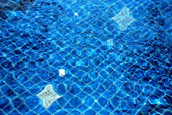 Foto fundo azul transparente bela piscina de água — Fotografia de Stock