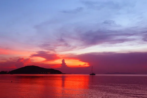 Foto bakgrund ljust ovanlig solnedgång på havet — Stockfoto