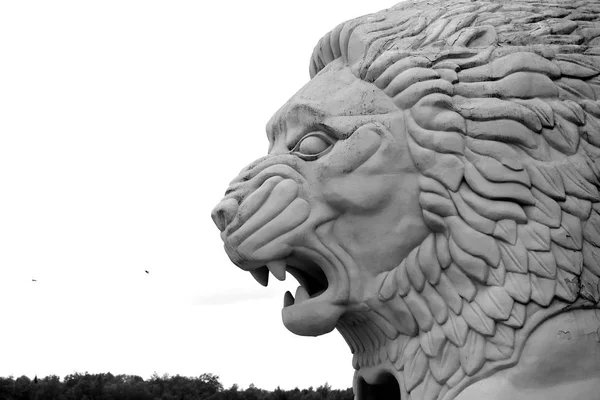 Foto retrato de escultura de león blanco hermoso —  Fotos de Stock