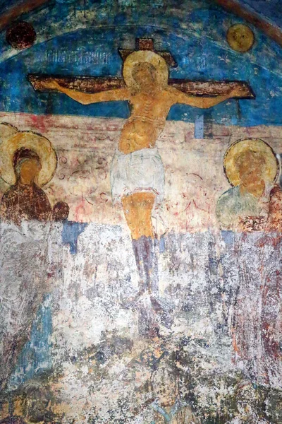 Foto del antiguo crucifijo al fresco de Cristo en la pared — Foto de Stock