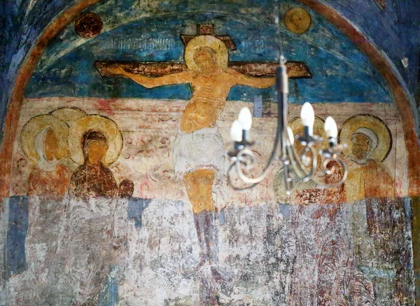 Foto del antiguo crucifijo al fresco de Cristo en la pared — Foto de Stock