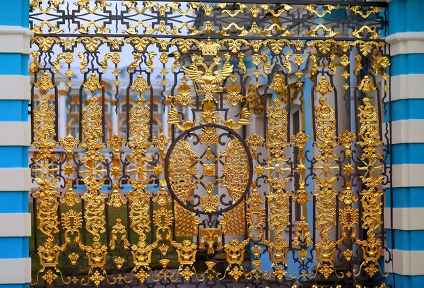 Foto do portão antigo dourado no subúrbio de São Petersburgo — Fotografia de Stock