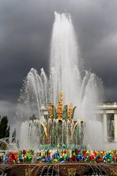 Bella foto della fontana d'oro Fiore di pietra — Foto Stock