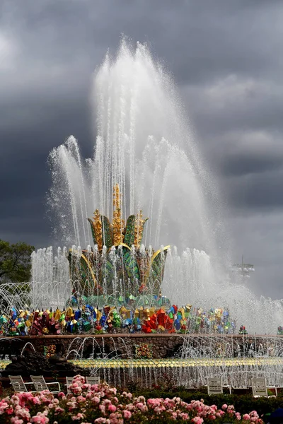 Mooie foto van de gouden fontein steen bloem — Stockfoto