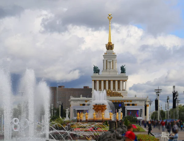 莫斯科公园喷泉全景 — 图库照片