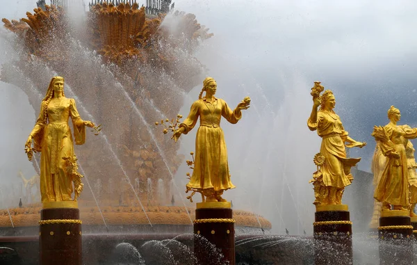 Красивое фото золотого фонтана Дружбы народов — стоковое фото