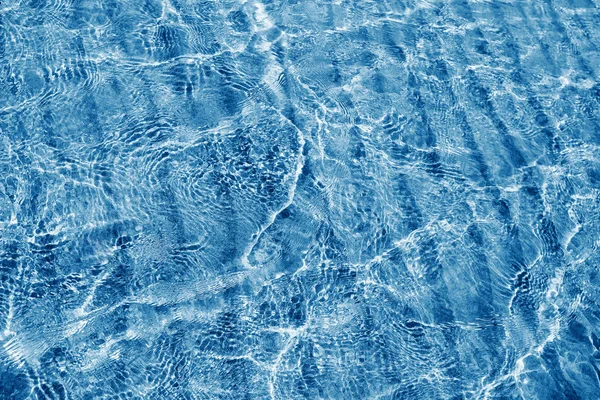 写真の背景美しい青い透明な海水 — ストック写真