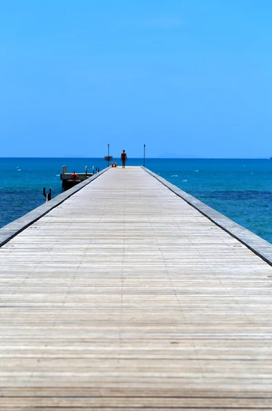 Foto landschap van een lange pier — Stockfoto