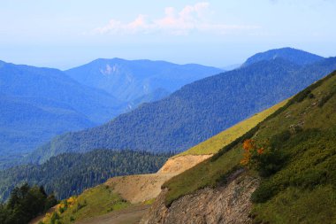 Dağlar ve doğa ile Sonbahar manzara